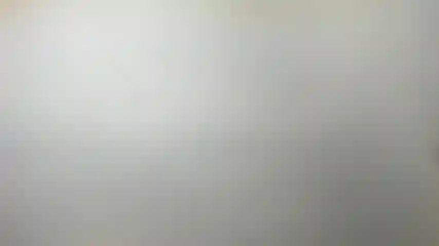 Branle-toi sur mon pantalon de survêtement gris.