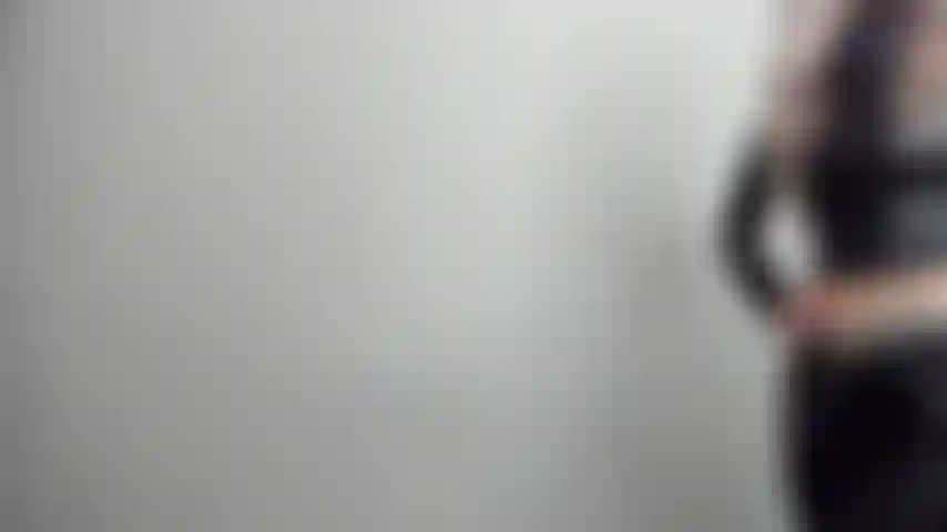 Battez vos propres couilles pour une déesse en cuir.