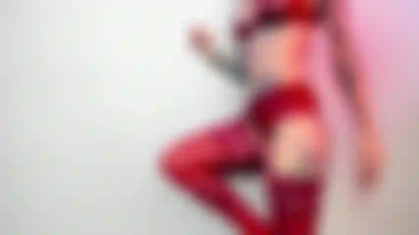 Des bas et des culottes en dentelle rouge sexy.