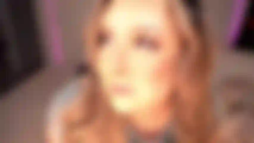 4 K taquine tout le corps.