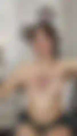 There are silences that awaken more desire than a thousand words.