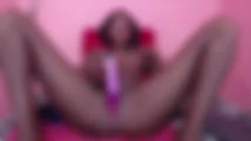 Pinky joue avec un gode dans la chatte.