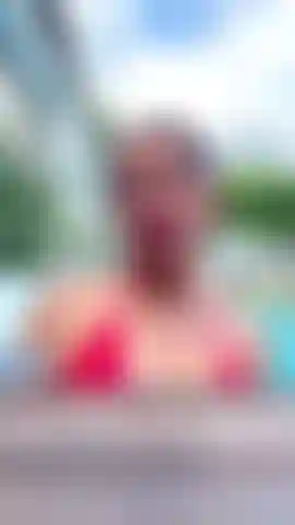 Aurora, je m'amuse dans la piscine !