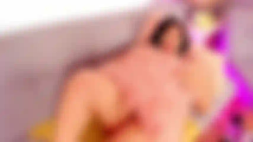 Un fort doigté de chatte obtient l'orgasme le plus intense et me fait rouler les yeux!