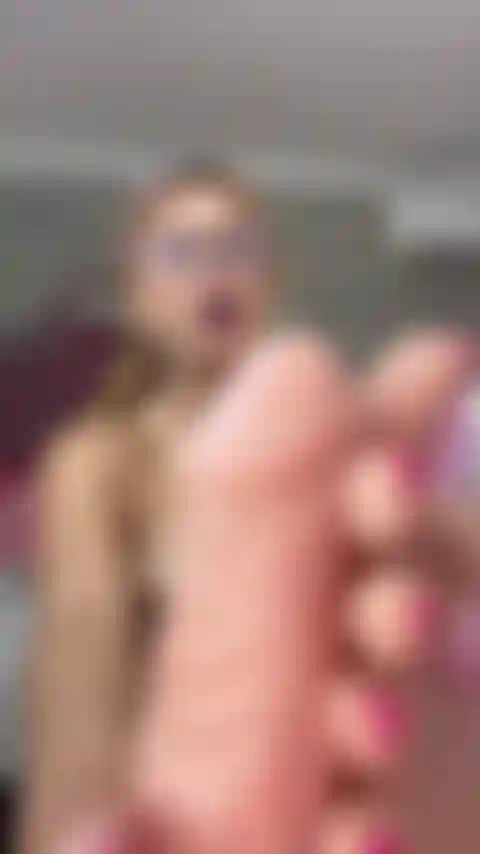 La fille profite de ta bite et de ses délicieux pieds.