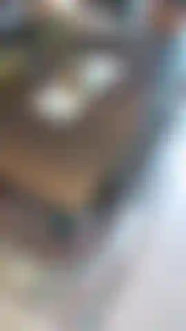 Femme au foyer excitée filmée.