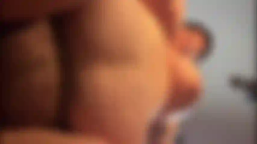 Sois un bon garçon pendant que je frotte ma chatte poilue sur ton visage : facesitting pov.