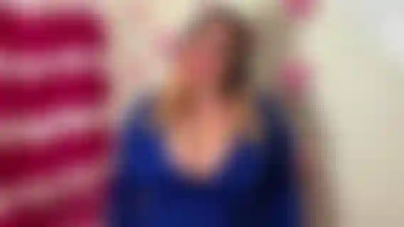 Ava séduit et avale profondément la bite du mari de sa meilleure amie. Briseuse de ménage ! Elle lui fait un sextitty et une pipe bien baveuse jusqu'à ce qu'il jouisse bien. Scène en pov !!