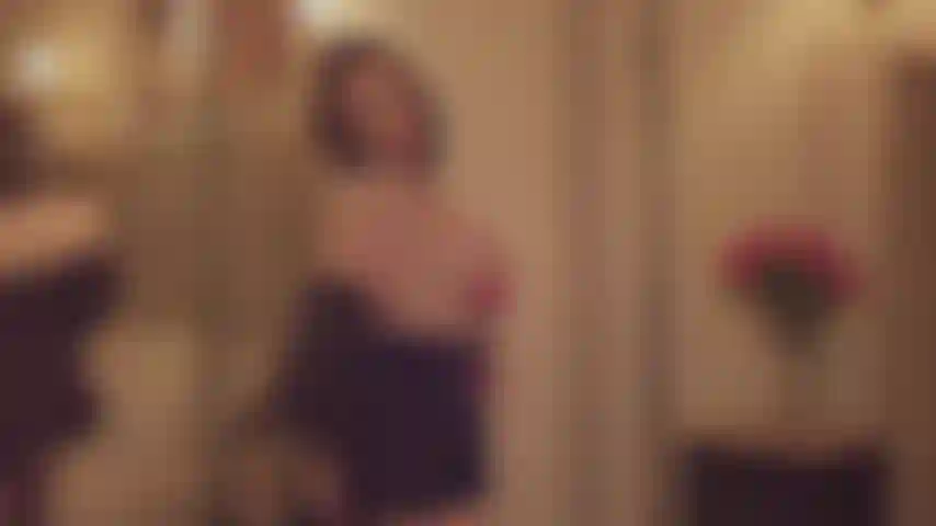 Je te taquine seins nus en bas et talons.