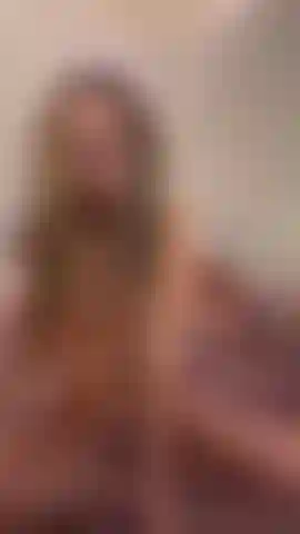 Montrant quelques fesses et des seins dans le miroir.