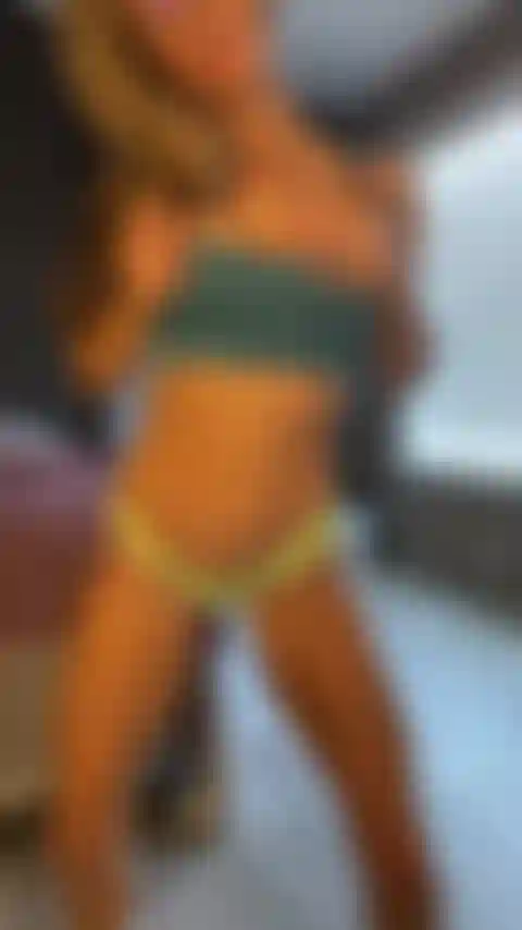 Un strip-tease et des seins.