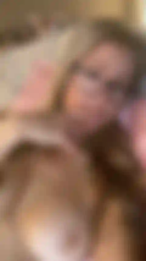 Taquine topless léchant mon doigt.