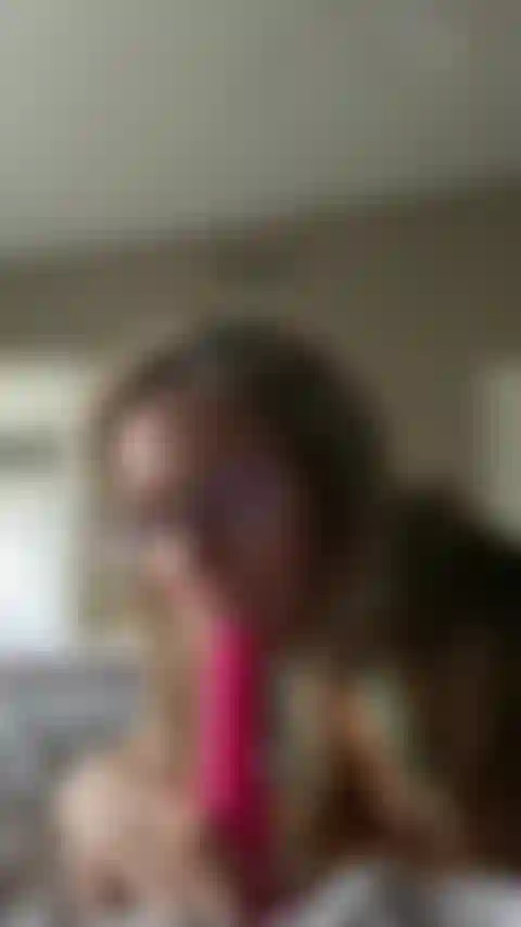 Dick note une vidéo avec un gode.