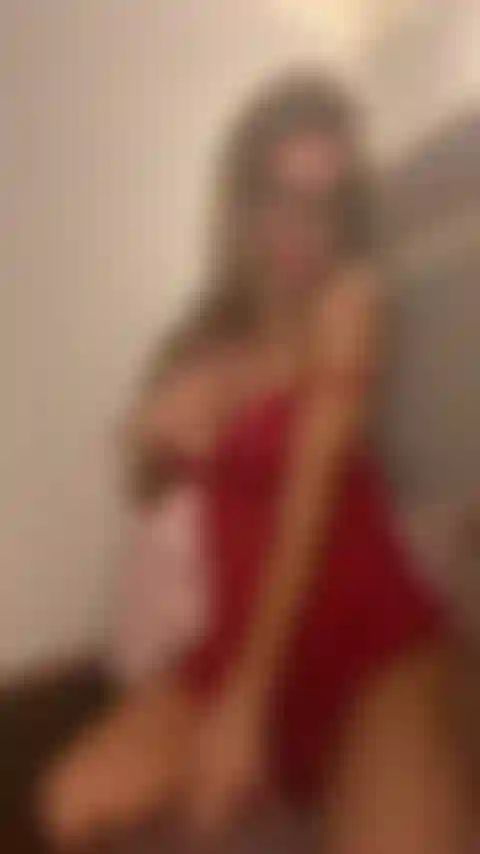 Ce gode a l'air énorme dans ma petite chatte serrée.