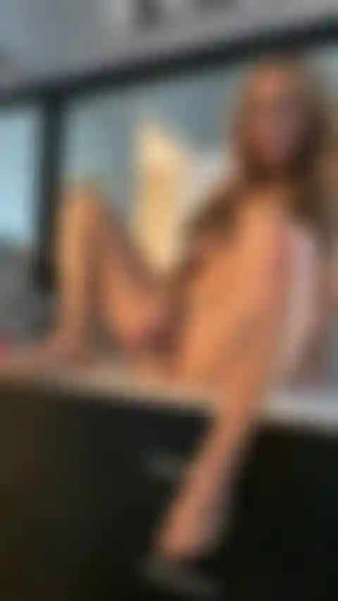 Je joue avec un gode dans la salle de bain.