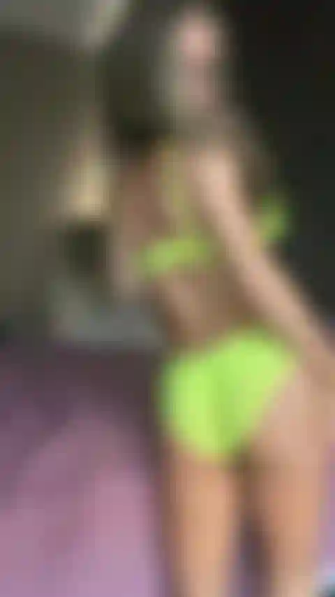 Les doigts dans la culotte sans entrejambe.