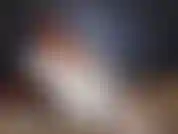 Vêtue de blanc de la tête aux pieds, je suis ton ange d'ébène. Exhibant mes longues jambes dans des collants blancs brillants, je veux jouir - tu veux jouir avec moi ? Je vais nous compter tous les deux.