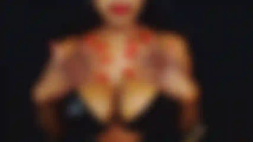 Juste mes beaux longs ongles rouges et mon décolleté.