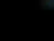 Avec une tête bien rasée, je mets un masque à gaz de la seconde guerre mondiale, un corset en pvc et des cuissardes noires brillantes et je me baise bêtement avec mon gode noir épais préféré jusqu'à ce que je gicle.