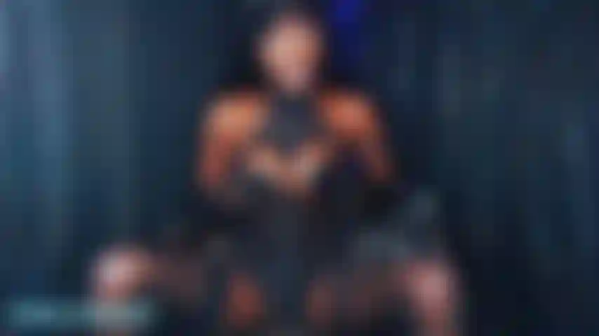 Prendre ton argent rend ma chatte tellement humide ! Te rendre pauvre me donne envie de jouir. Me regarder jouer avec ma chatte comme ça a cette charge prête à éclater, n'est-ce pas ? Pas encore ! Un jour de plus...