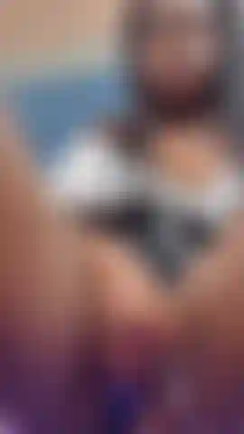 Je taquine ma chatte.