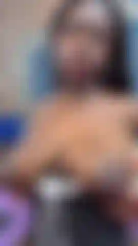 Je fais rebondir mes seins et je gémis !!!