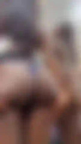 Je taquine mes fesses en seins nus.