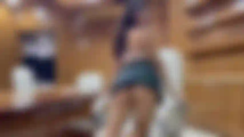 Excitée dans le bureau du directeur.