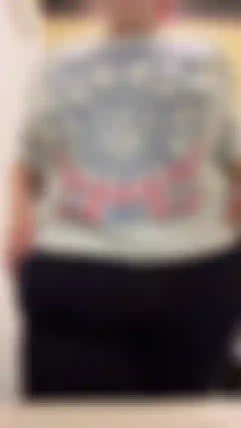 Regarde-moi devenir coquine dans les toilettes du travail.