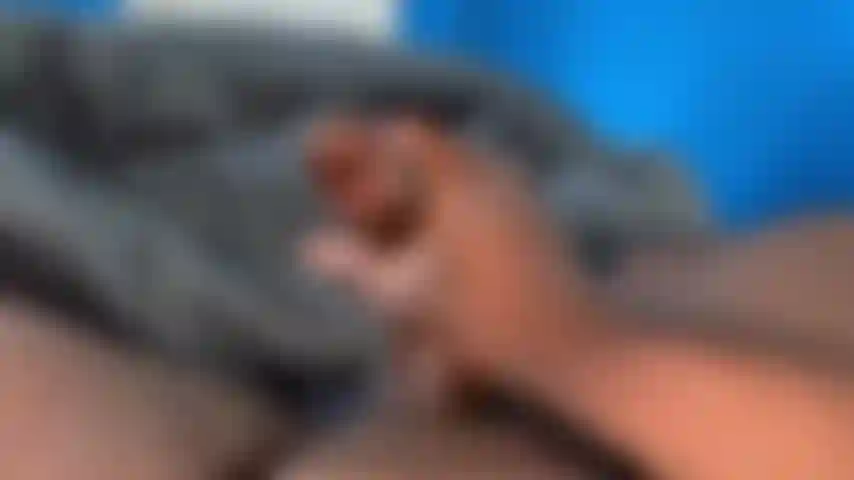 Une grosse bite noire tire une charge.