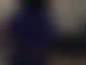 Une fille de fitness qui saute.