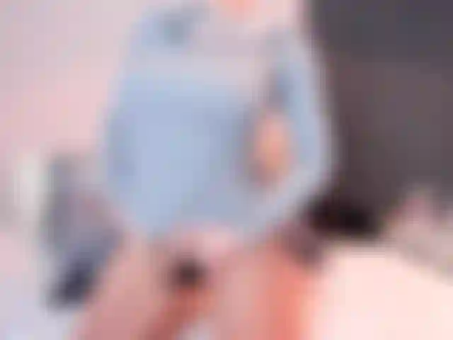 Ma première vidéo dans le nouveau lieu. Je joue avec mon jouet hitachi jusqu'à ce que je jouisse comme une folle.