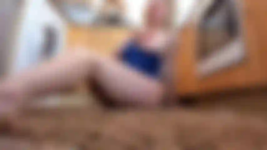 Coquine dans la cuisine, gode amusant, orgasme.