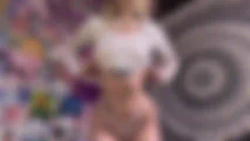 Des caresses lentes à travers une culotte soyeuse... À quel point puis-je être mouillée sans me déshabiller ?