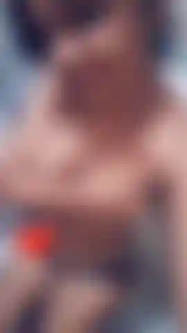 Latina 18 seins nus.