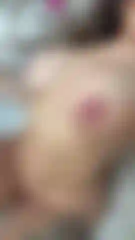 Regardez-moi sucer ce gode après avoir joui ;) j'ai un goût tellement bon.