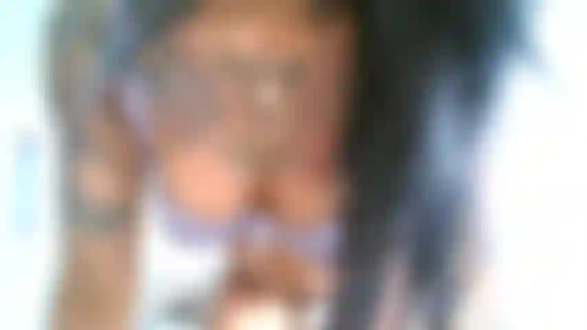 Je crache, m'étouffe, je bave, je fais une gorge profonde, je jouis dans l'anus.