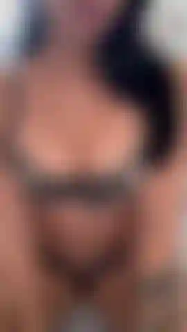 Je suce longuement mon gode, et joue avec entre mes gros seins… comme si c’était ta 🍆