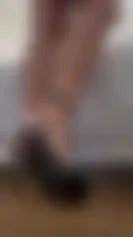 J’enlève lentement mes talons, j’huile mes pieds et je les masse juste devant toi 😌