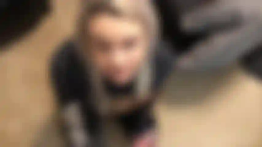 Si vous aimez les gros seins qui rebondissent sur votre visage, cette vidéo est faite pour vous ! Regarde-moi me faire pilonner ma petite chatte serrée par devant et par derrière avec mes gros seins qui rebondissent de haut en bas, je lui suce la bite et le chevauche, il souffle sa charge partout sur moi.