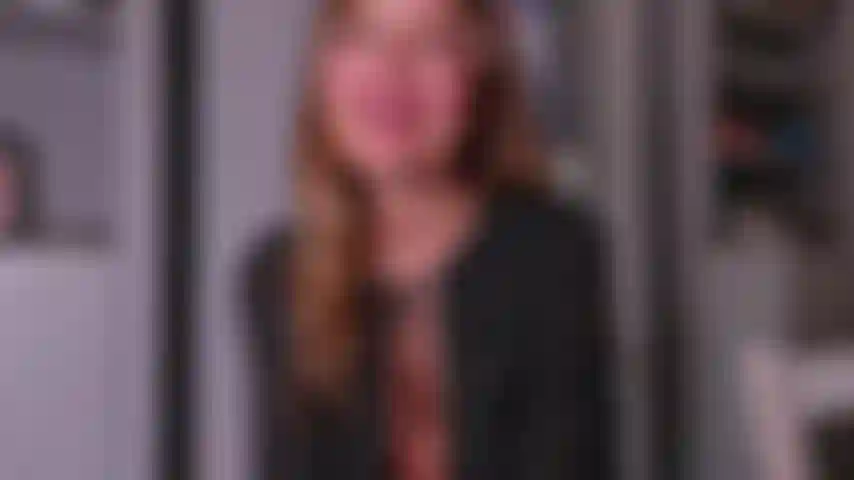 Baise-moi en pov à côté d'elle ! Je t'invite à une fête chez moi - bien sûr elle s'incruste et ne nous laisse pas une seconde seuls ! C'est tellement chiant - chaque fois qu'on essaie de s'éclipser, elle est là. Je lui dis que vous pouvez tous les deux rester dans ma chambre d'amis, en espérant qu'elle ira se coucher avant nous, mais non - elle t'emmène au lit avec elle.Et je ne peux pas m'en empêcher, je dois t'avoir et je me fous des conséquences. Je me glisse dans ta chambre pendant qu'elle ronfle, et je te donne ce pour quoi tu es venu ici. Tu me baises profondément et fort pendant qu'elle est à côté de nous… jusqu'à ce que tu jouisses enfin en moi et que j'essuie ça dans ses cheveux… c'est vraiment mal, non ??Destruction de couple - tromperie - pov - pipe - chevauchée - éjaculation.