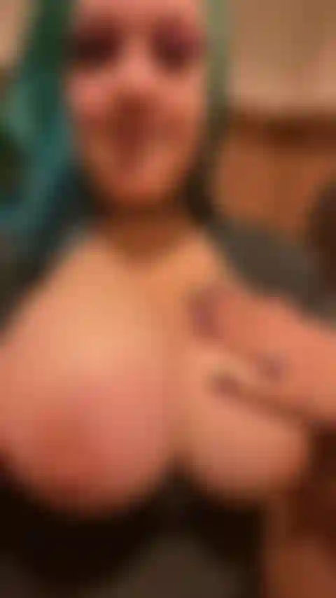 La petite amie gothique de thicc, qui enregistre une vidéo sexy pour vous dans les toilettes d'un théâtre public.