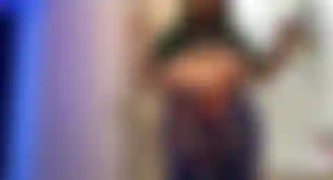 Je te montre mes seins et mon cul.