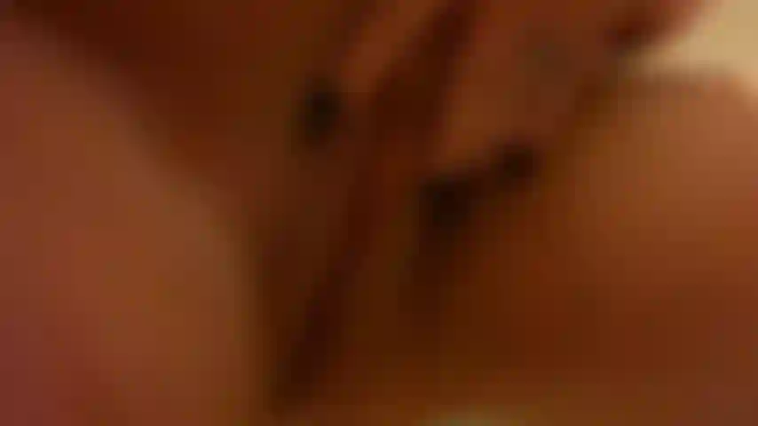 Je gifle ma grosse chatte dans un public sale.