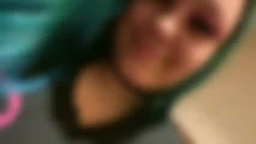 Ta petite amie gothique et thicc se touche dans une salle de cinéma.