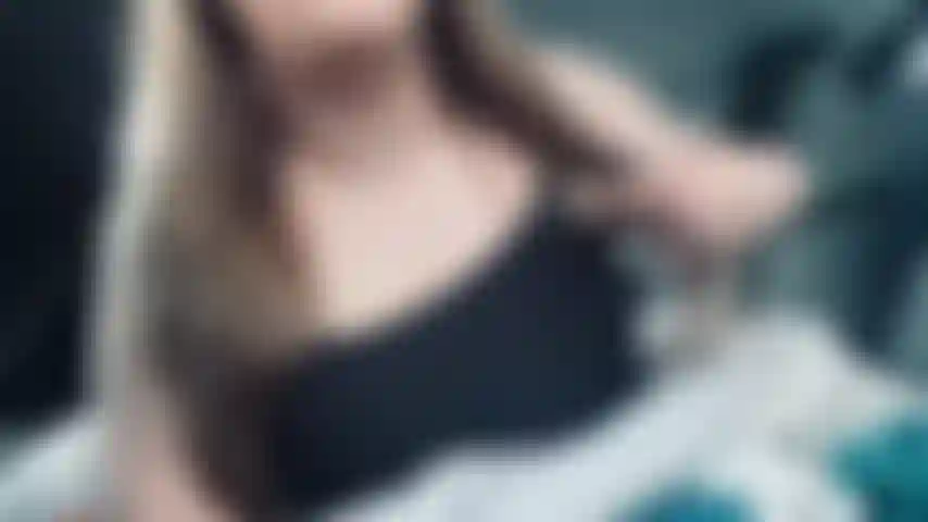 Je me baise dans un parking public, j'étais trop excitée et je ne pouvais pas attendre.