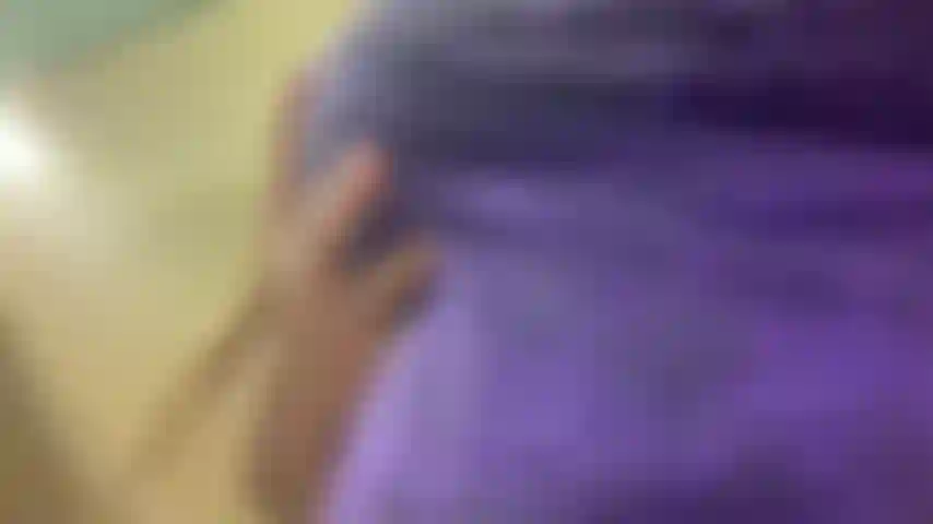 Qui me touche dans des toilettes publiques.