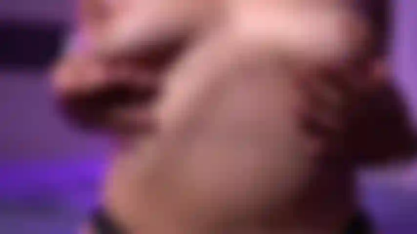 Je joue avec mes seins et je suce mes tétons.