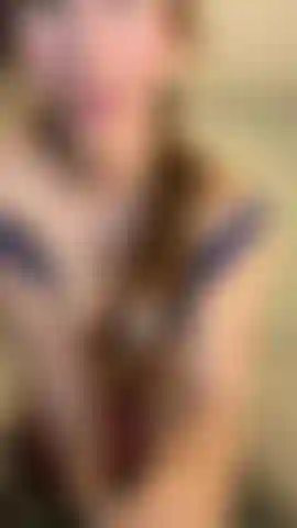 Je suce et joue avec un gode dans la chatte.