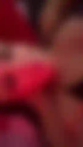 Une salope bonde jouant avec sa chatte juteuse.